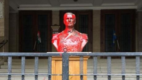 A Szabadság téri Horthy Miklós szobrot vandálok rongálták meg
