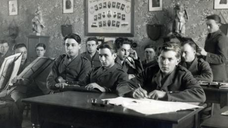 Kép: Tanterem 1929-ből. Olvasó és jegyzetelő diákok. / Fotó adományozó: Szabó Dezső / Fortepan 151281