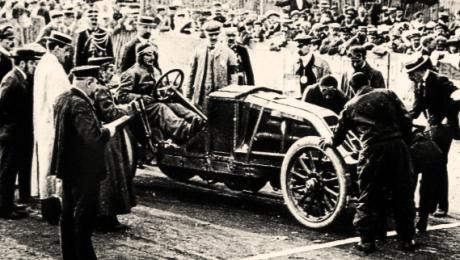 Szisz Ferenc a Renault volánja mögött az 1906-os Francia Nagydíjon FORRÁS: AFP/STF