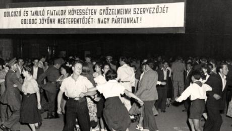 Kép: Budapest, utcabál 1950. június 18-án a Dolgozó Ifjúság Szövetsége (DISZ) alakuló kongresszusa alkalmával. / Adományozó: Bauer Sándor / Fortepan 126956